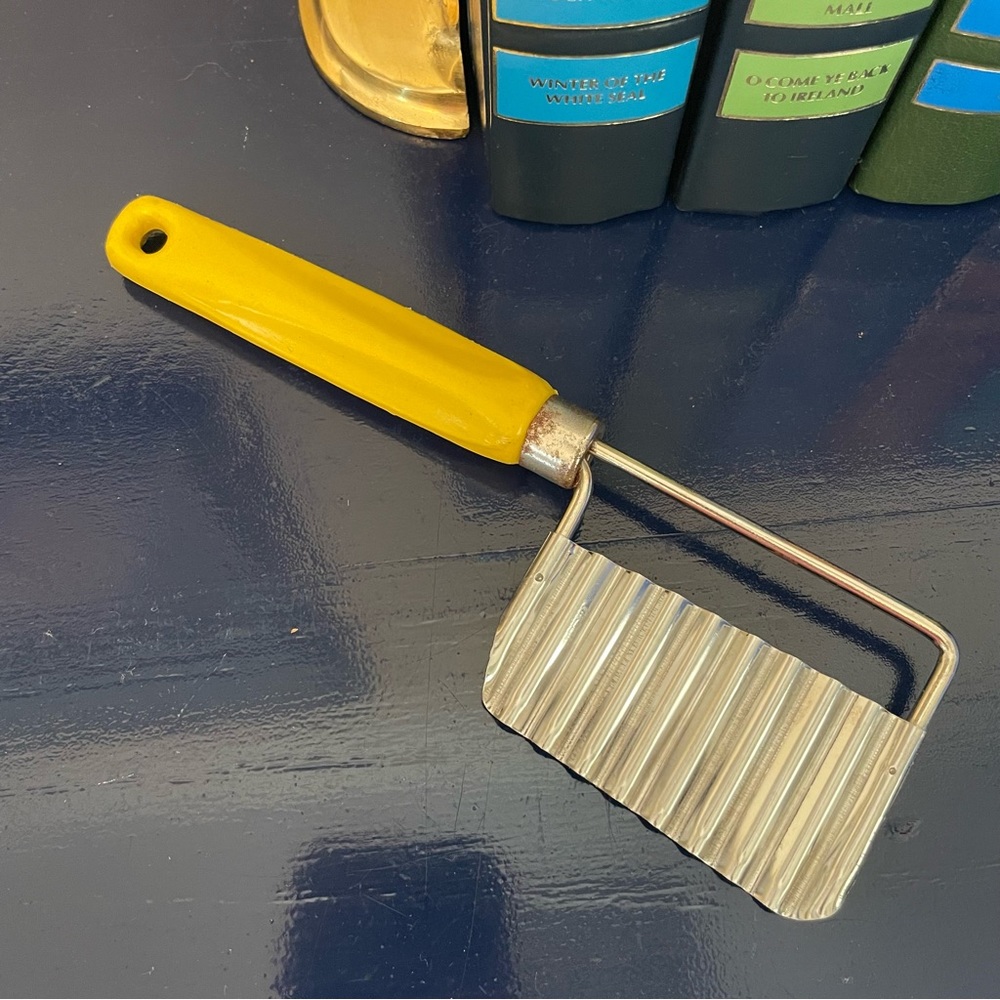 Vintage 1970s Bakelite Yellow Handle Crinkle Cut Slicer